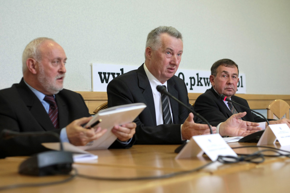 Ostateczne wyniki wyborów poznamy we wtorek wieczorem lub we środę rano. Na zdjęciu sekretarz Państwowej Komisji Wyborczej Kazimierz W. Czaplicki, przewodniczący PKW Stefan J. Jaworski i członek PKW Andrzej Kisielewicz podczas konferencji