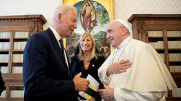 Így fogadta Ferenc pápa Joe Bident – fotó 