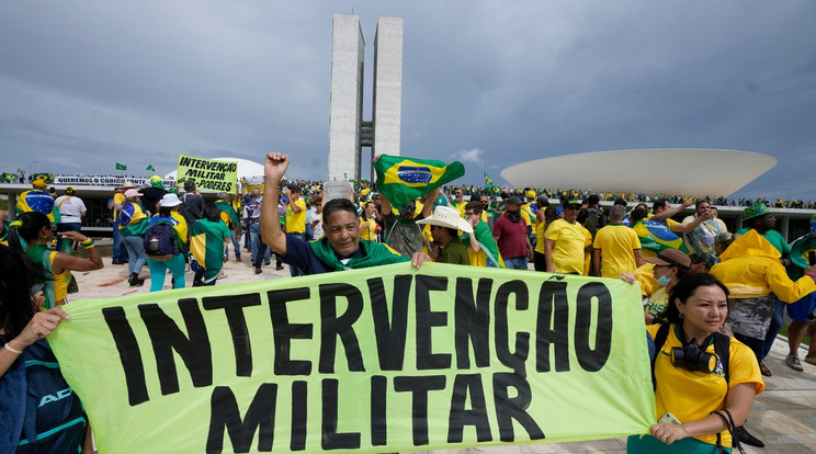 Bolsonaro hívei hatalmas károkat okoztak a brazil kongresszusban, amikor megrohamozták azt a rendőrségi kordonokat áttörve. / Fotó: Profimedia
