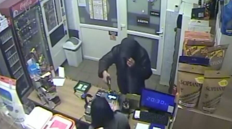 A férfi fegyverrel rabolta ki a boltot / Fotó: Youtube