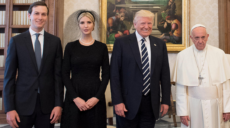 Jared Kushner (balra) még a pápához is bevitte az apósa, Donald Trump / Fotó: Northfoto