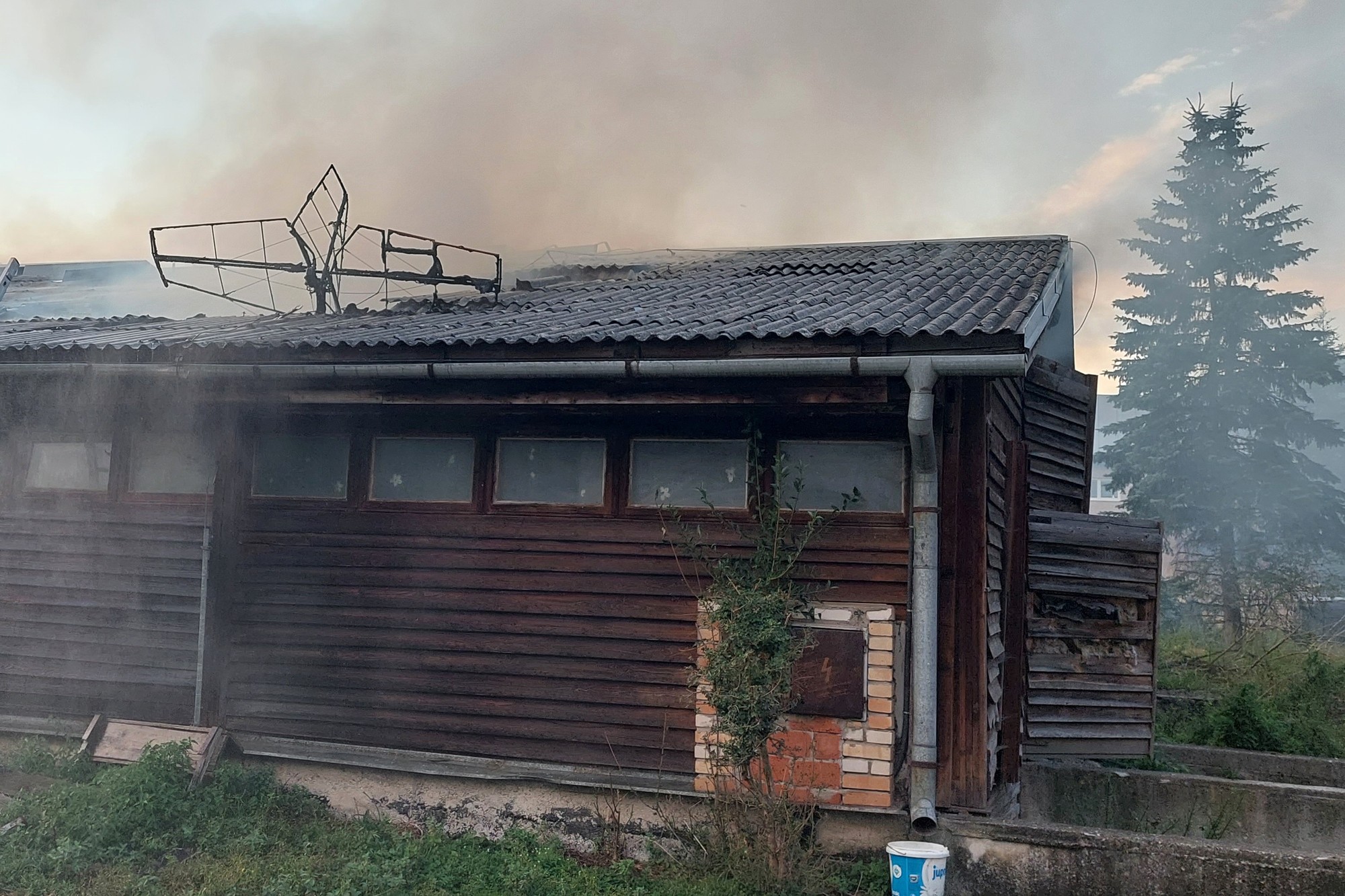 Malé lietadlo spadlo v utorok v katastri Petrovíc v okrese Bytča. Pri páde sa zranili dvaja muži.