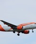 Kényszerleszállást hajtott végre egy EasyJet járat Budapesten, a rendőrök megrohamozták a repülőt, az utasok megtapsolták őket - videó