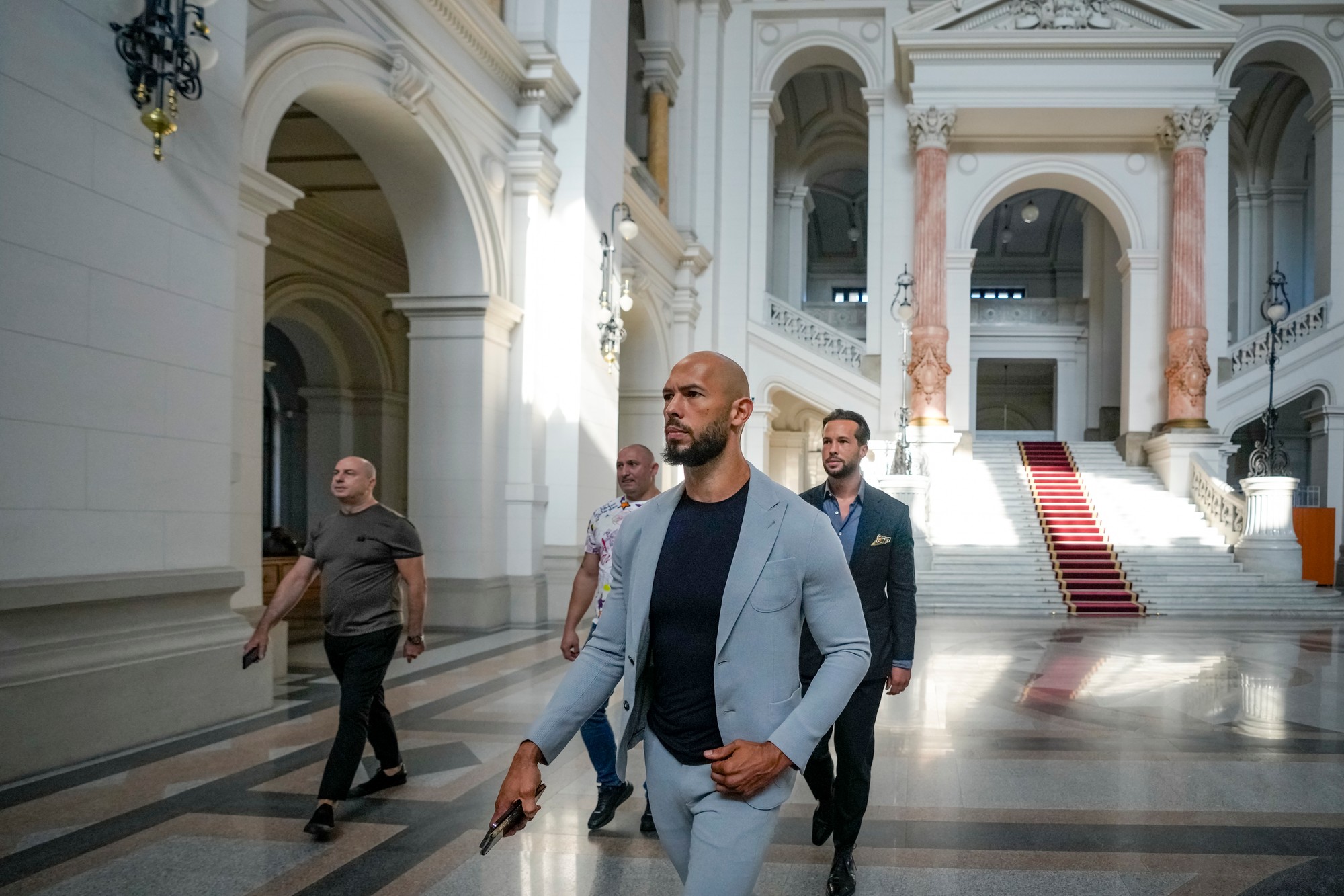 Andrew Tate je bývalý profesionálny kickboxer, ktorého na sociálnej sieti X sleduje takmer sedem miliónov ľudí.