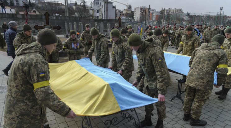 Ezen, a március 9-én készült képen Herszon még ukrán kézen volt. A fotón a Herszon védelmében elesett ukrán katonák temetési szertartása, Lvivben. / Fotó: MTI/EPA/Mykola Tys