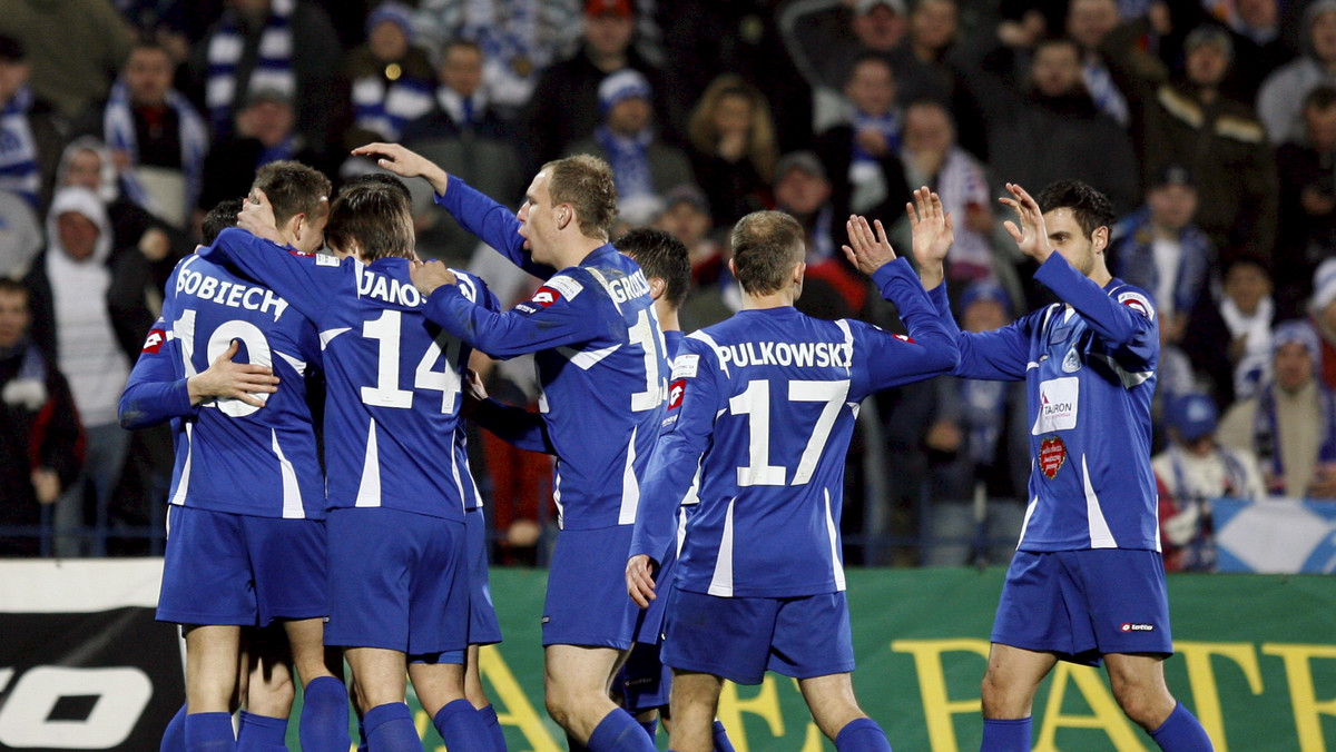 Ruch Chorzów pokonał 2:1 (1:1) Szachtior Karaganda w wyjazdowym meczu I rundy eliminacji Ligi Europy. Na murawie lepiej prezentowała się ekipa z Kazachstanu, która jest w trakcie sezonu, ale gole Łukasza Janoszki w 45. minucie i Wojciecha Grzyba w 48. zapewniły Niebieskim cenne zwycięstwo.