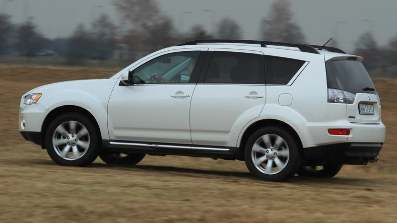 Outlander to uniwersalne auto: sprawdzi się w roli pojazdu rodzinnego oraz na szutrowych drogach.