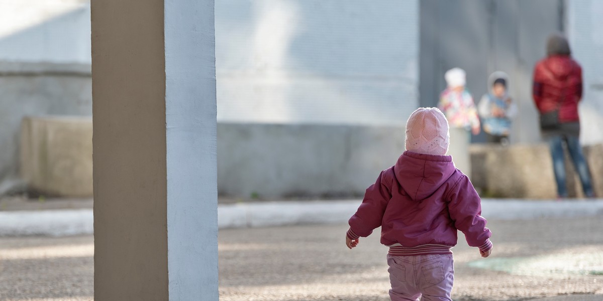 Brzesko. 1,5-roczna dziewczynka błąkała się bez opieki przy ruchliwej ulicy.