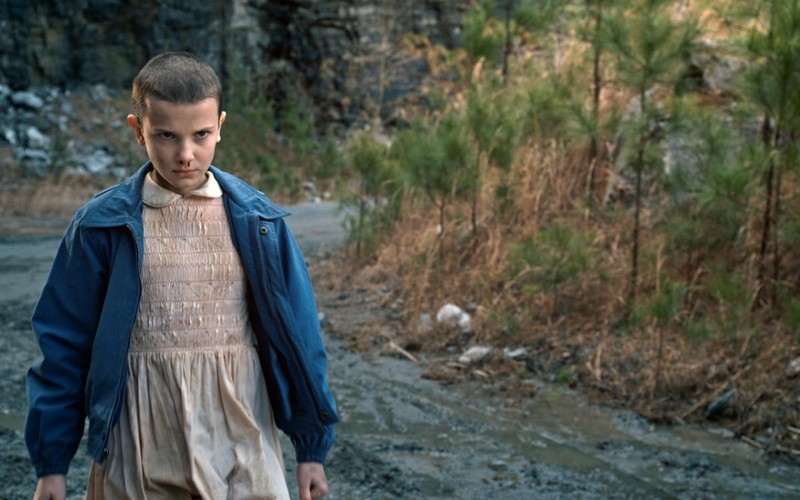 <strong>Stranger Things, Netflix</strong>
<br><br>
„Ekscytujący, chwytający za serce, momentami przerażający – Stranger Things to uzależniający hołd złożony filmom Spielberga i telewizji lat 80” - tak serial podsumowali użytkownicy serwisu filmowego RottenTomatoes. Na 2017 rok zapowiedziana została premiera drugiego sezonu 