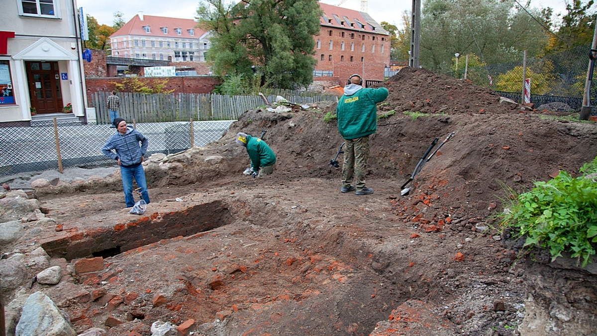 Archeolodzy odnaleźli na stanowisku w zachodniej Anglii kamienne narzędzie z okresu paleolitu, które może pochodzić sprzed 100 tysięcy lat - informuje serwis internetowy BBC News.