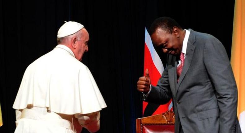 President Uhuru Kenyatta gives Pope Francis a thumbs up at Nairobi's State House