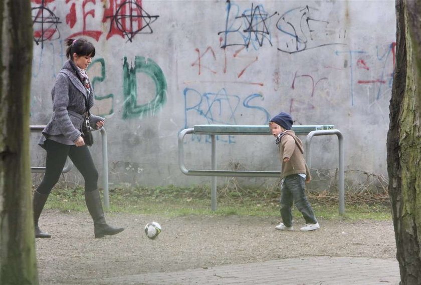 Ania Przybylska uczy syna grać w piłkę