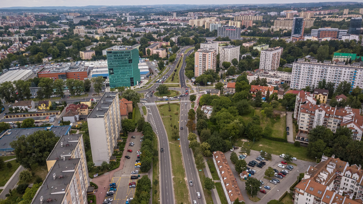 Trwa wymiana nawierzchni na ulicy Młyńskiej oraz ul. Lublańskiej w rejonie bloków nr 22 i 24 – informuje Zarząd Infrastruktury Komunalnej i Transportu. Natomiast na przełomie lipca i sierpnia zostanie wyremontowane rondo Młyńskie.