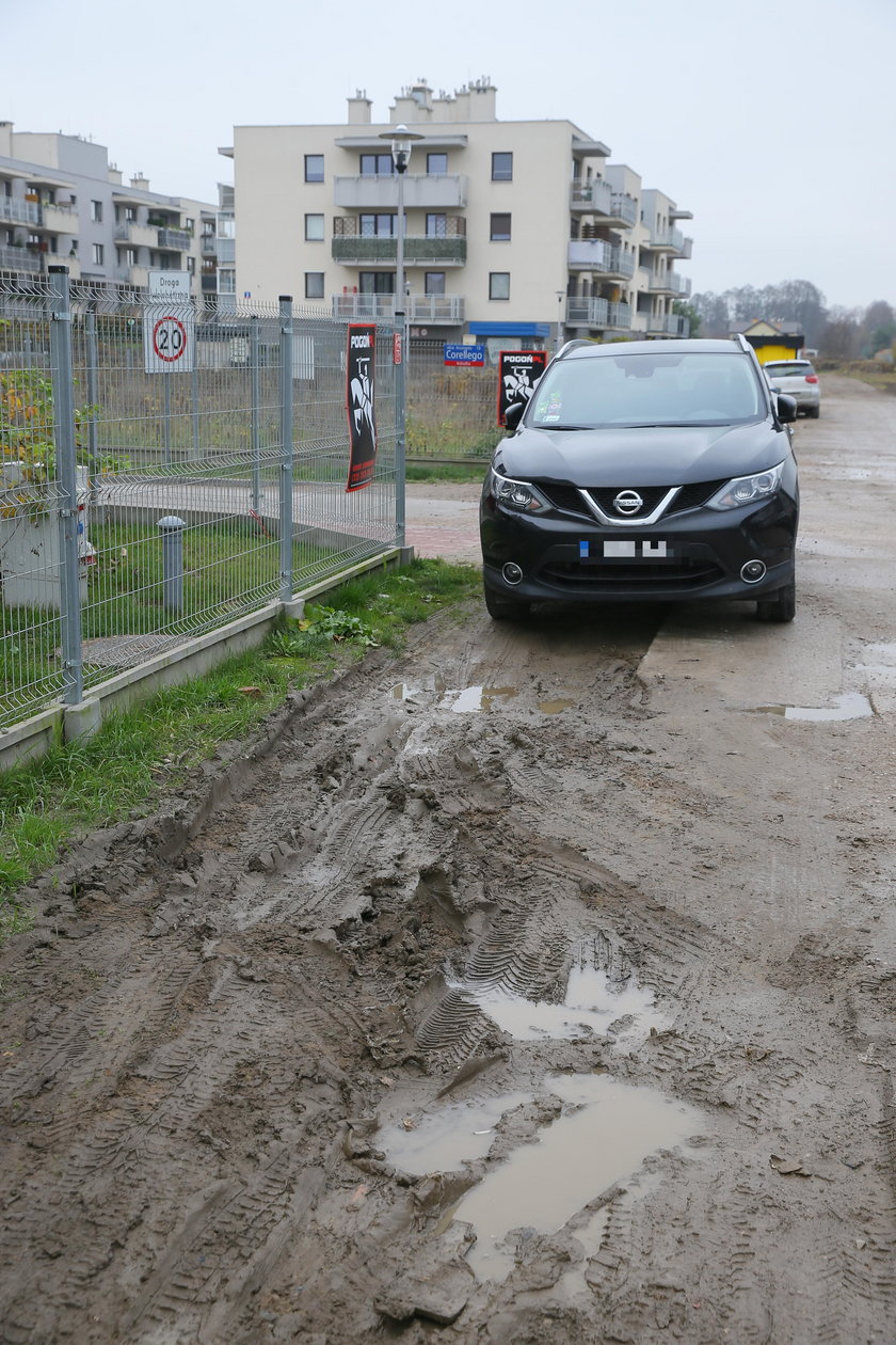 Deweloper obiecał mieszkańcom asfalt i chodnik. Zamiast drogi, jest błoto i dziury