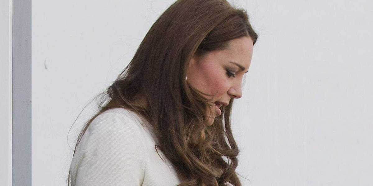 Księżna Kate w białym płaszczyku