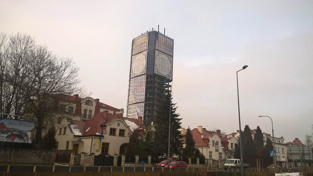 Na budynku "szkieletora" pojawiła się specjalna siatka ochrona. Tymczasem w środku rozpoczęły się prace rozbiórkowe. Zostanie skuty cały beton znajdujący się na klatkach schodowych, w szybach wind oraz na stropach. Pozostanie tylko sama stalowa konstrukcja. Po tym etapie rozpocznie się budowa nowego biurowca.