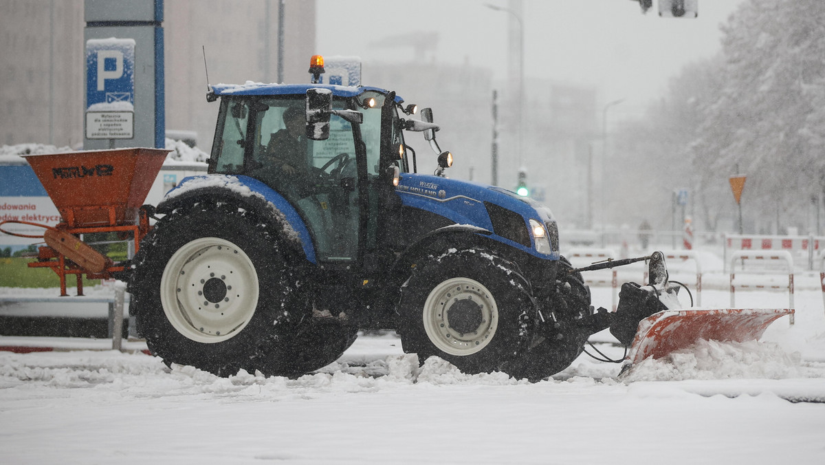 Kraków sparaliżowany przez śnieg. "Przegrywamy walkę" [ZDJĘCIA]