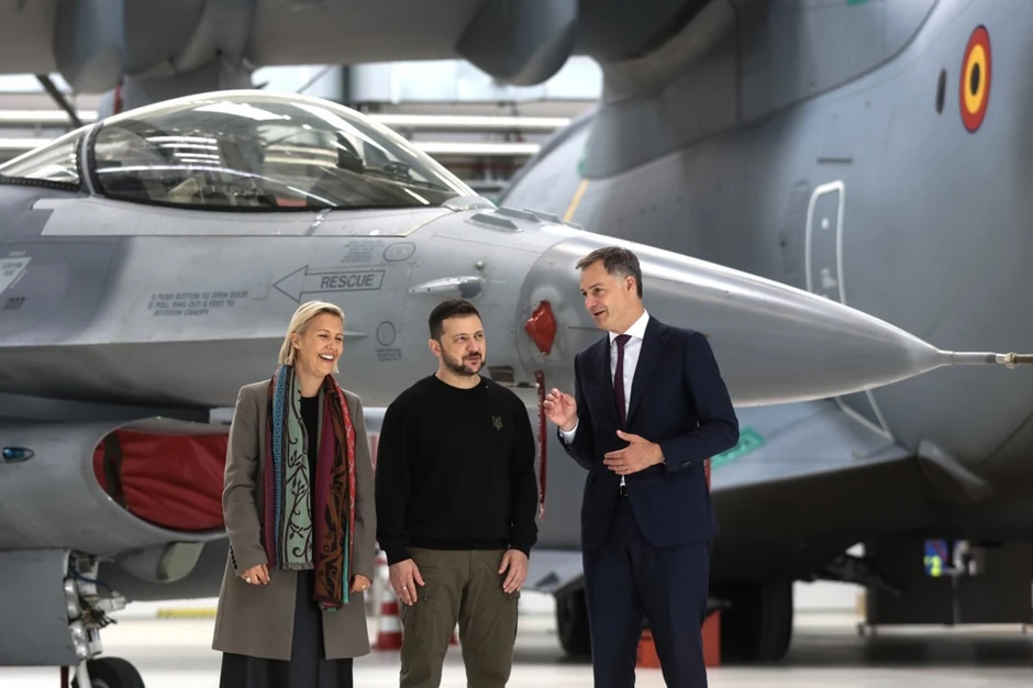 Ukrajinski predsednik Volodimir Zelenski sa belgijskom ministarkom odbrane Ludivin Dedonder i premijerom Aleksanderom De Kroom ispred aviona F-16 u Briselu 28. maja 2024.