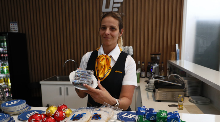 Benkő Emese a Keleti-pályaudvar utasvárójában kínálja a múltból visszahozott vasutas édességeket / Fotó: Fuszek Gábor
