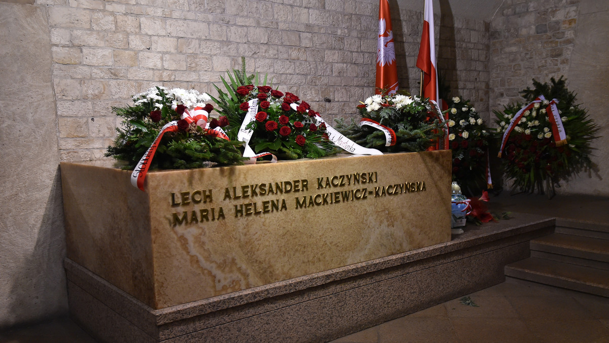 KRAKÓW WSZYSTKICH ŚWIĘTYCH SARKOFAG PARY PREZYDENCKIEJ (kwiaty na grobie Lecha i Marii Kaczyńskich)