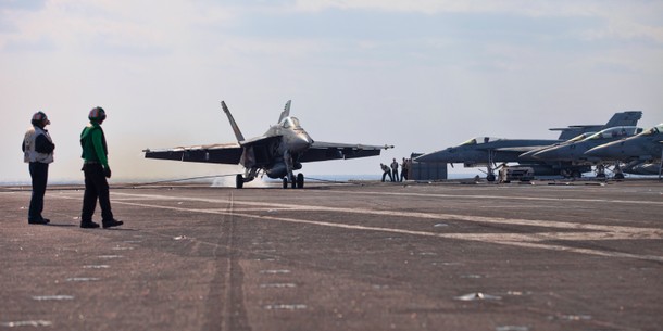 Guy „Bus Snodgrass, ląduje F/A-18E Super Hornet na pokładzie USS Ronald Reagan, 2016 r.