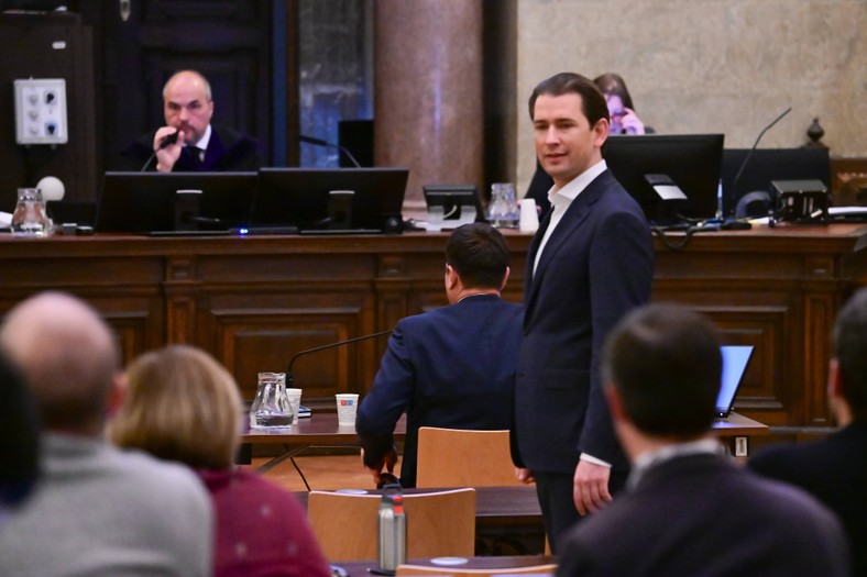 Były kanclerz Austrii Sebastian Kurz na sali sądowej podczas procesu o nadużycie władzy.