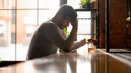 Alkohol może wywoływać raka. Ponad 740 tys. takich przypadków w ubiegłym roku