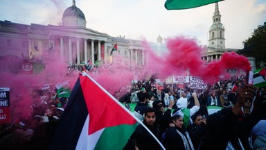 Propalestyński tłum napadł na brytyjskiego weterana. Mężczyzna sprzedawał symboliczne maki