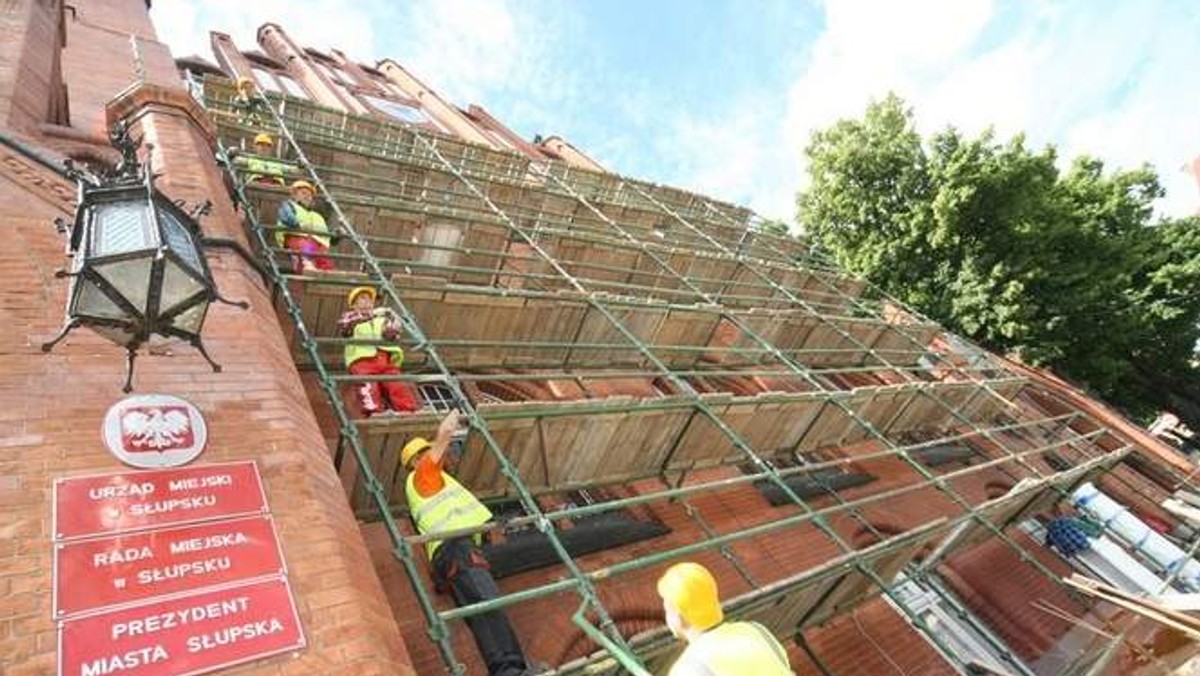 Rozpoczęła się odnowa elewacji ratusza w Słupsku, która planowo ma się zakończyć w czerwcu 2013 roku - podaje "Głos Pomorza".