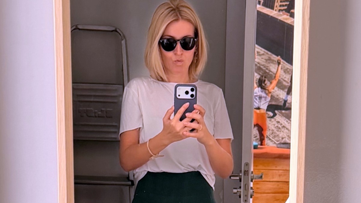ANĐELKA PRPIĆ SE UTEGLA U HELANKE Glumica pokazala izvajanu figuru, a reakcije se ne smiruju: Objavila selfi iz ogledala i oduševila formom