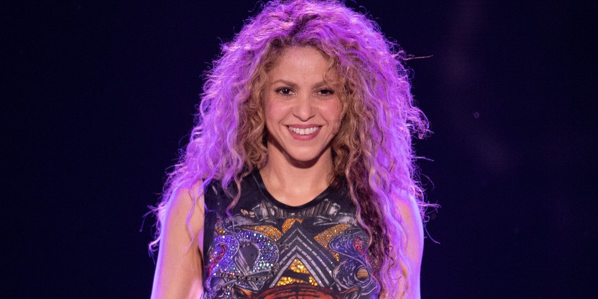 Uśmiechnięta Shakira uczy się surfingu pod okiem przystojnego instruktora. Już zapomniała o Pique?