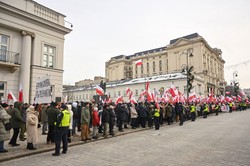 Tłumy protestowały przeciwko programowi SAFE. Sikorski: Ciekawe ilu tam frajerów