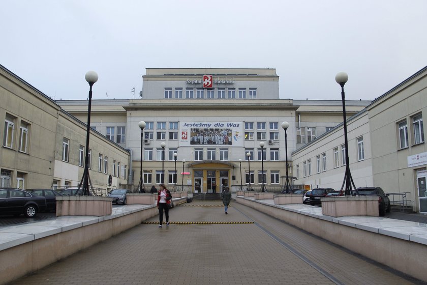 Niezwykły koncert przed Szpitalem Bielańskim