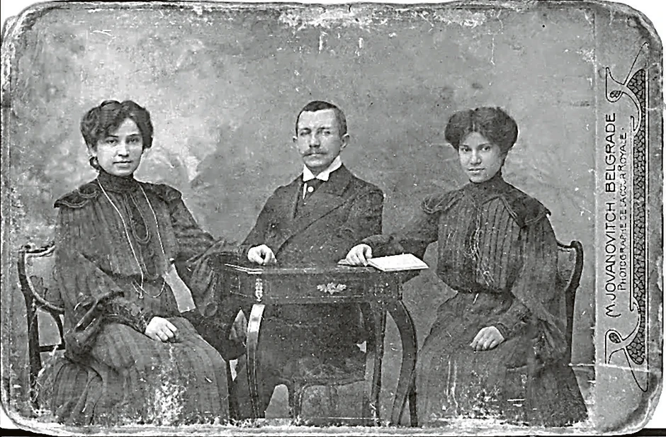 Fotografija iz 1904. Na slici Jelisaveta, brat Jovan i starija sestra