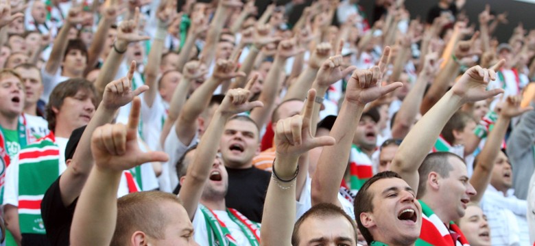 Rząd pokornieje w walce z kibolami