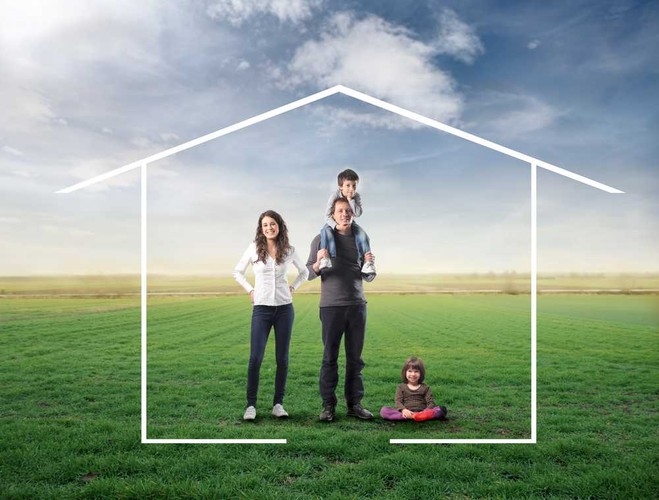 Gdyby tego było mało od stycznia podniesione zostaną wymagania odnośnie wkładu własnego przy kredytach mieszkaniowych. W 2015 roku wystarczyło 10 proc. wkładu własnego (30 tys. zł przy mieszkaniu wartym 300 tys. zł), choć w praktyce gotówki trzeba było mieć więcej. Około 5 proc. wartości nieruchomości pochłaniają koszty transakcyjne (na rynku pierwotnym wynoszą one mniej, a na wtórnym więcej).<br><br>

W efekcie jeśli dziś ktoś chce kupić na kredyt mieszkanie warte 300 tys. zł musi mieć około 45 tys. w gotówce. Od 1 stycznia 2016 roku będzie trzeba do tej kwoty dodać 15 tysięcy – wynika z korespondencji KNF wysłanej do banków na początku grudnia br. Nie będzie bowiem można z łatwością zastąpić tej dodatkowej kwoty ubezpieczeniem.<br><br>

Obecnie powszechnie banki stosują w ramach ubezpieczenia niskiego wkładu własnego podwyżkę marzy. KNF nie zgadza się na takie rozwiązanie. Jeśli ktoś od stycznia będzie chciał uzupełnić swój 10-proc. wkład własny ubezpieczeniem, bank nie będzie mógł sprzedać z zyskiem takiej polisy. Jeśli nie ukształtuje się praktyka, w której takie ubezpieczenia będą sprzedawane bez prowizji dla banku, uzupełnieniem 10-proc. wkładu własnego będą mogły być co najwyżej takie środki jak pieniądze zebrane na IKE lub IKZE, blokada pieniędzy na rachunku bankowym czy zastaw obligacji skarbowych.<br><br>

W wielu przypadkach klienci faktycznie musieliby więc posiadać 15 proc. wkładu własnego, co utrudni dostęp do finansowania szczególnie osobom młodym. Bezpośrednim efektem tych zmian może być wzrost popytu na najem.