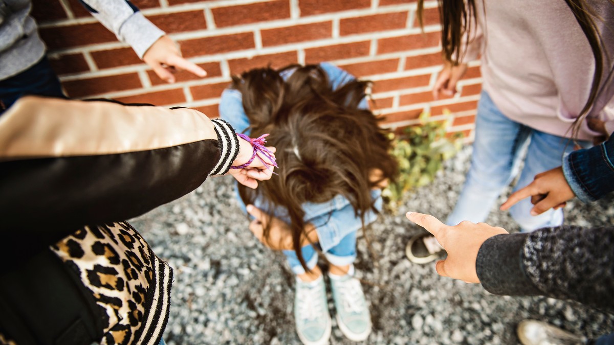 UŽAS U BANJALUCI Devojčica brutalno pretukla vršnjakinju u školi: Učenici sve snimali telefonima