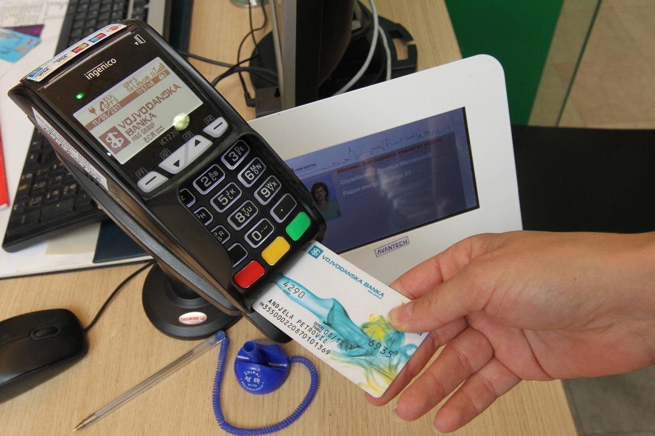 OGRANIČENJE BANKAMA Postepeno smanjenje naknada za platne kartice
