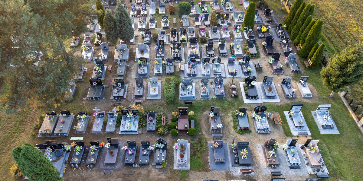 Również w Zaduszki Polacy tłumnie odwiedzają cmentarze.