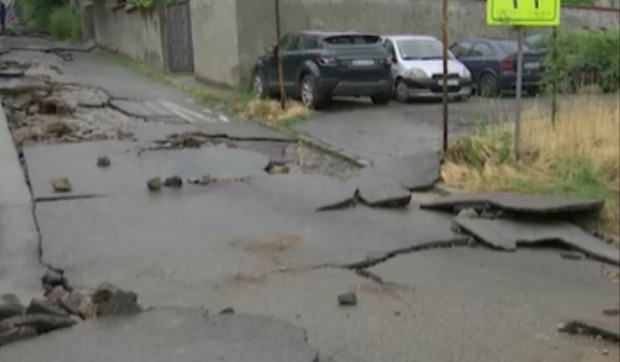 Popucao asfalt nakon nevremena na Dušanovcu
