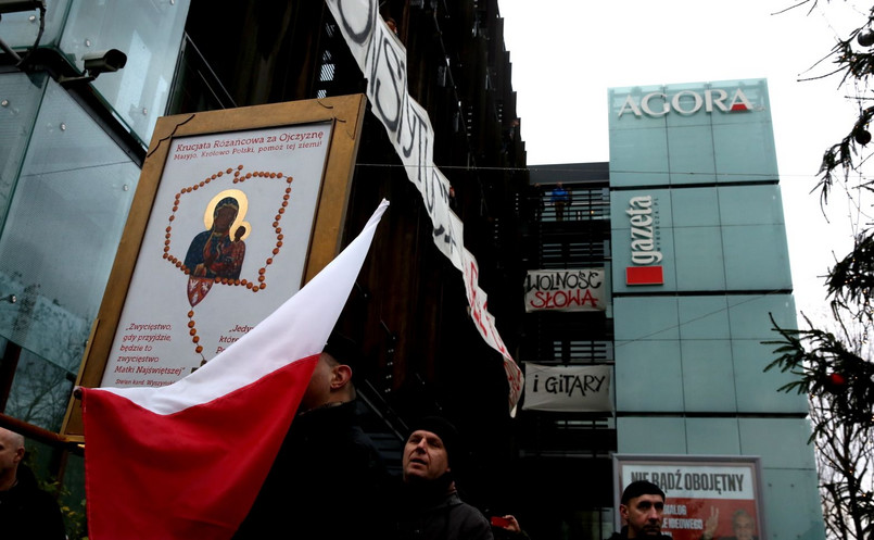 Przed siedzibą redakcji "Gazety Wyborczej" zgromadziło się około stu osób.