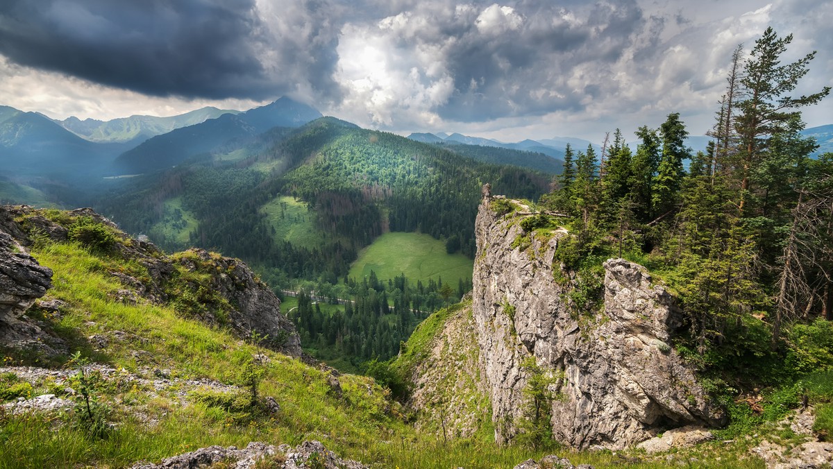 Słoneczny weekend przyciągnął w Tatry tłumy turystów. Tłumy turystów wędrują nie tylko dolinami. Pod szczytami tworzą się kolejki oczekujących do wejścia.