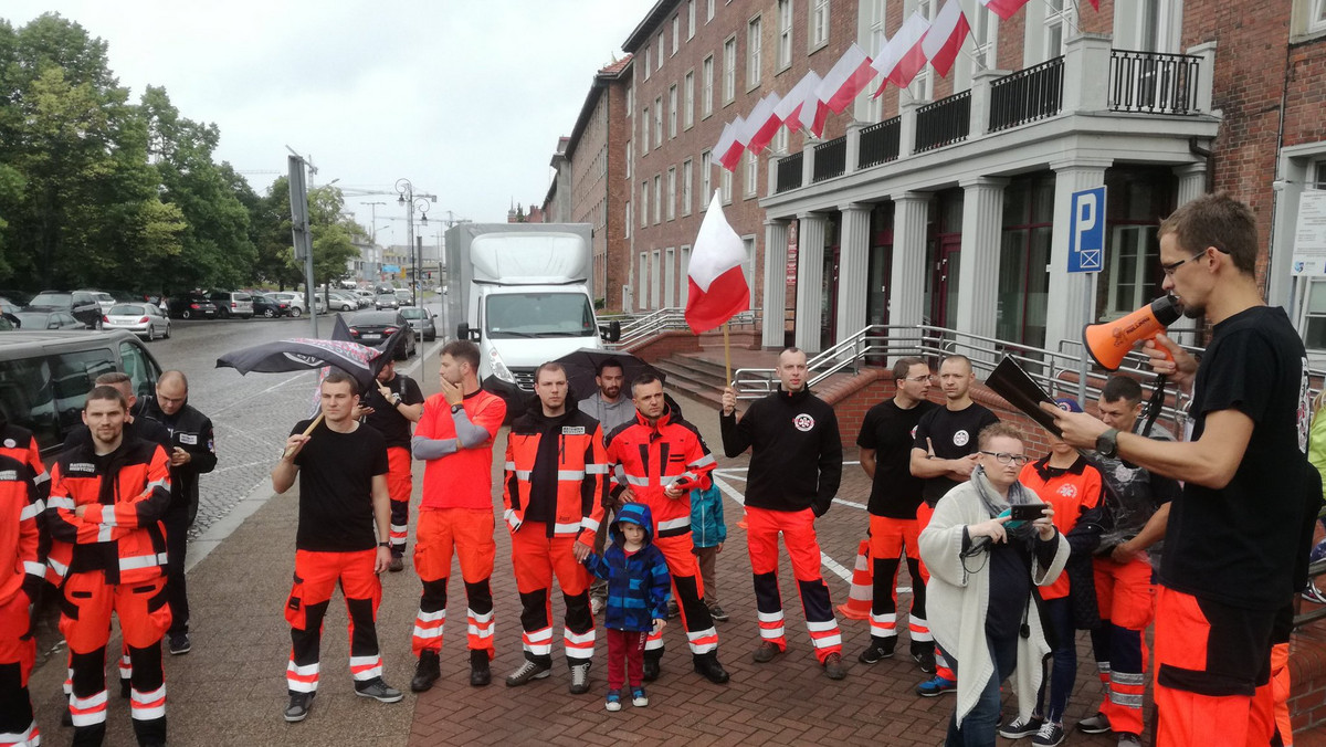 Manifestacje pod urzędami wojewódzkimi odbywają się dzisiaj w całym kraju. W Gdańsku grupa kilkudziesięciu ratowników medycznych spotkała się z pomorskim wojewodą Dariuszem Drelichem.