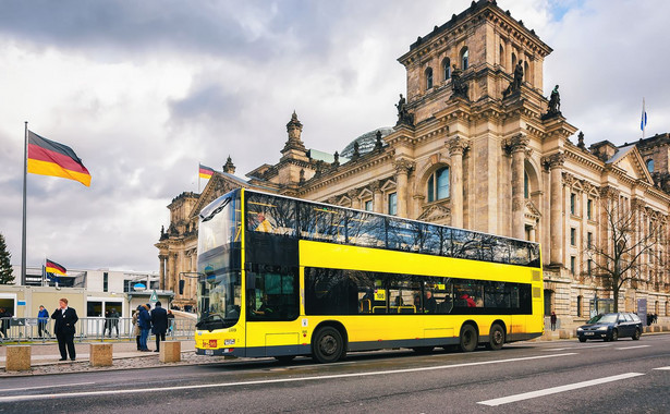 40 osób w Berlinie uniosło autobus, by ratować mężczyznę