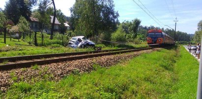 Lokomotywa zmiażdżyła fiata punto na niestrzeżonym przejeździe