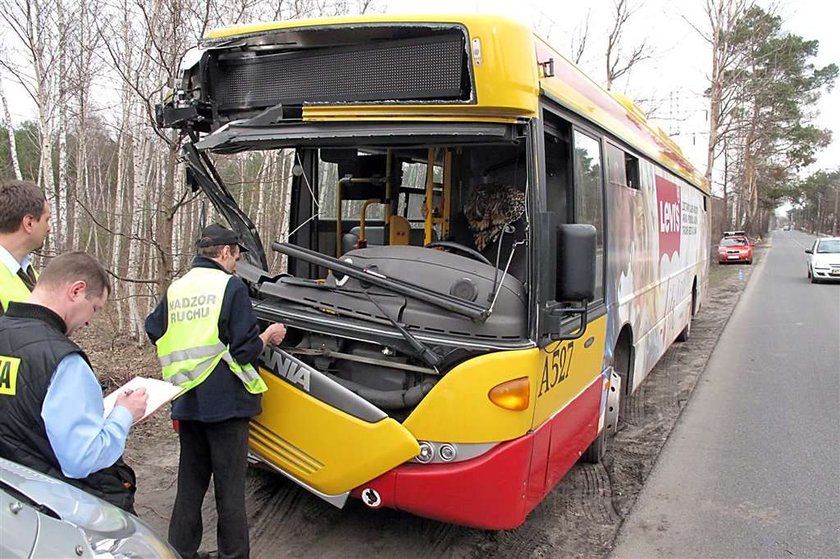 Groźny wypadek w Wesołej. Autobus komunikacji miejskiej staranował drzewo. Cztery osoby są ranne