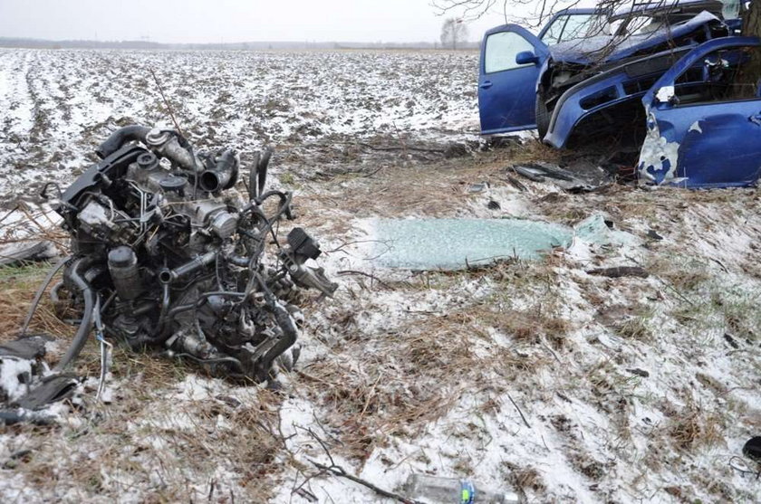 Silnik z golfa przeleciał 10 metrów za auto!