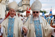 Częstochowa, 11.07.2021. Biskup senior diecezji świdnickiej Ignacy Dec (L) i biskup senior diecezji drohiczyńskiej Antoni Pacyfik Dydycz