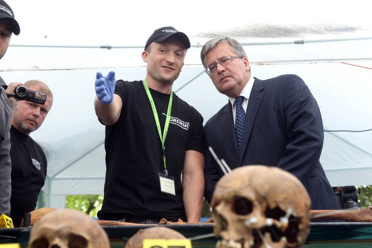 Ekshumacja ofiar komunizmu pochowanych na 'Łączce' na Powązkach