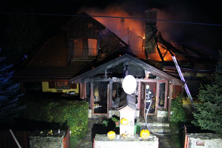 Az egész ház lángokban égett/Fotó: Székesfehérvári Hivatásos Tűzoltóság